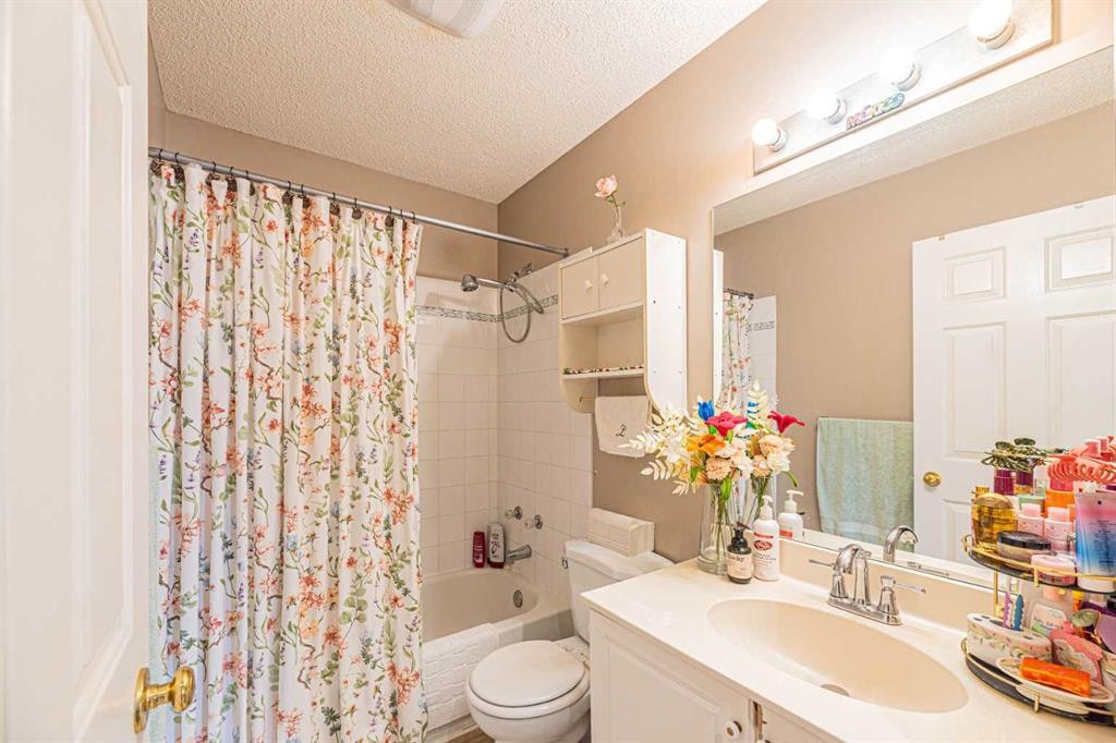 18 Coral Springs Circle Ne, Calgary, AB - Indoor Photo Showing Bathroom