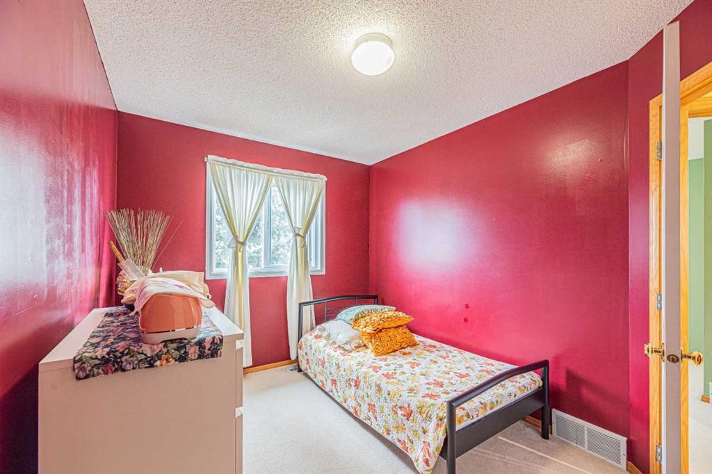 18 Coral Springs Circle Ne, Calgary, AB - Indoor Photo Showing Bedroom