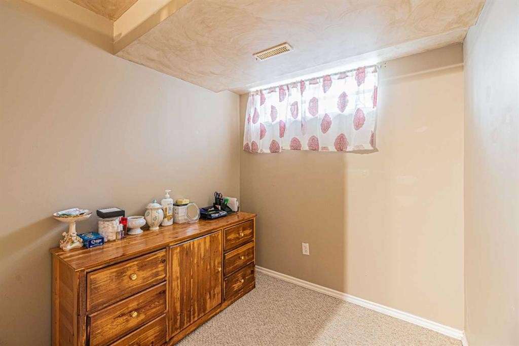 18 Coral Springs Circle Ne, Calgary, AB - Indoor Photo Showing Other Room
