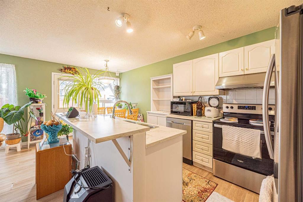 18 Coral Springs Circle Ne, Calgary, AB - Indoor Photo Showing Kitchen