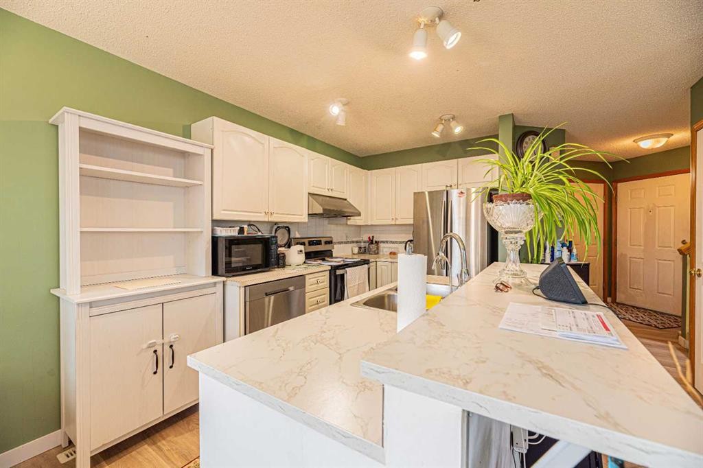 18 Coral Springs Circle Ne, Calgary, AB - Indoor Photo Showing Kitchen