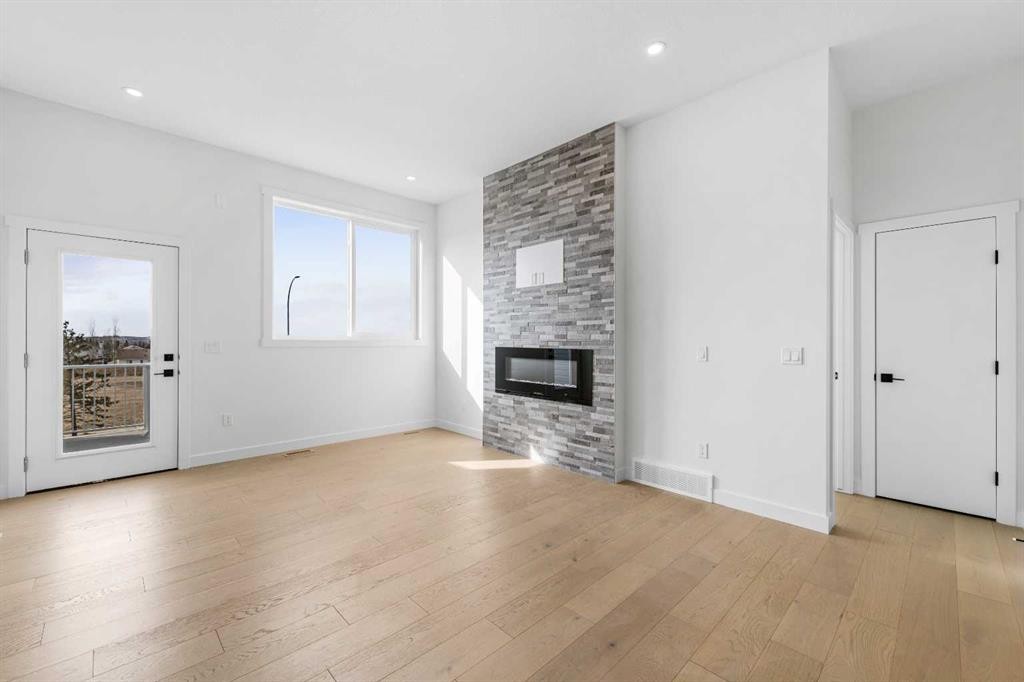 19 Wolf Crescent, Okotoks, AB - Indoor Photo Showing Living Room With Fireplace