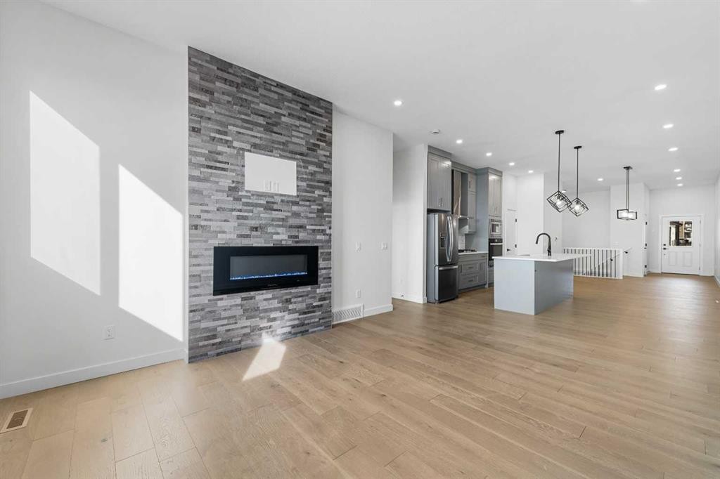19 Wolf Crescent, Okotoks, AB - Indoor Photo Showing Living Room With Fireplace