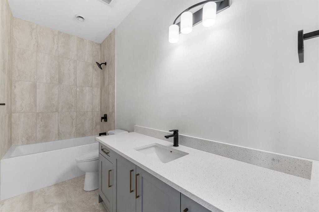 19 Wolf Crescent, Okotoks, AB - Indoor Photo Showing Bathroom