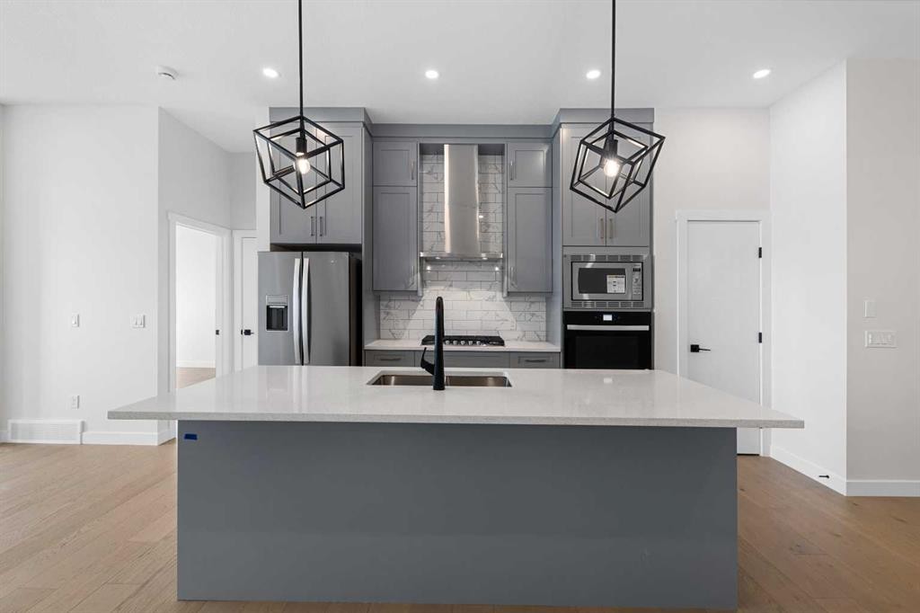 19 Wolf Crescent, Okotoks, AB - Indoor Photo Showing Kitchen With Upgraded Kitchen