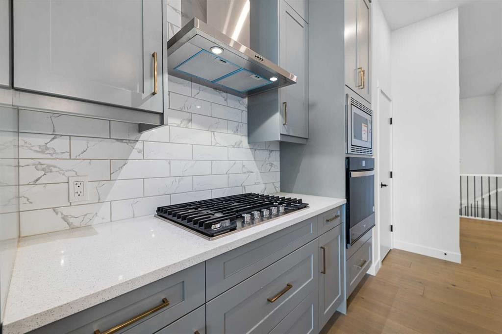 19 Wolf Crescent, Okotoks, AB - Indoor Photo Showing Kitchen With Upgraded Kitchen
