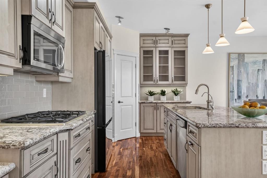 24 Ypres Mews Sw, Calgary, AB - Indoor Photo Showing Kitchen With Upgraded Kitchen