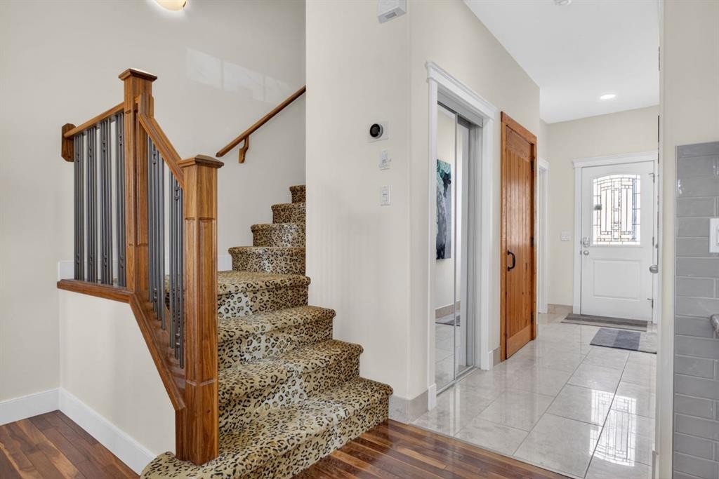 24 Ypres Mews Sw, Calgary, AB - Indoor Photo Showing Other Room