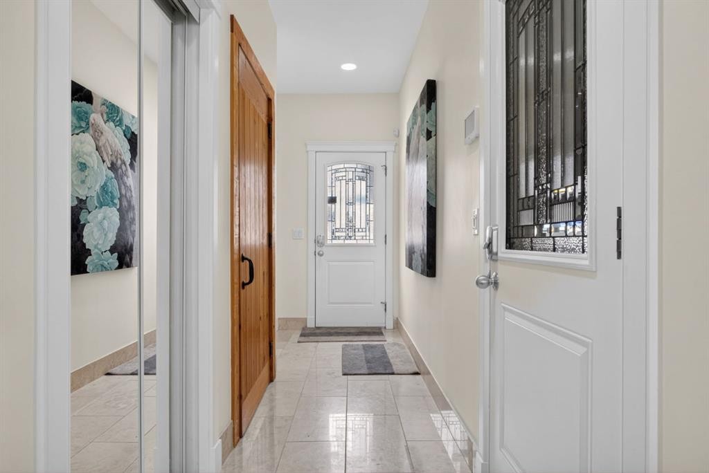 24 Ypres Mews Sw, Calgary, AB - Indoor Photo Showing Other Room