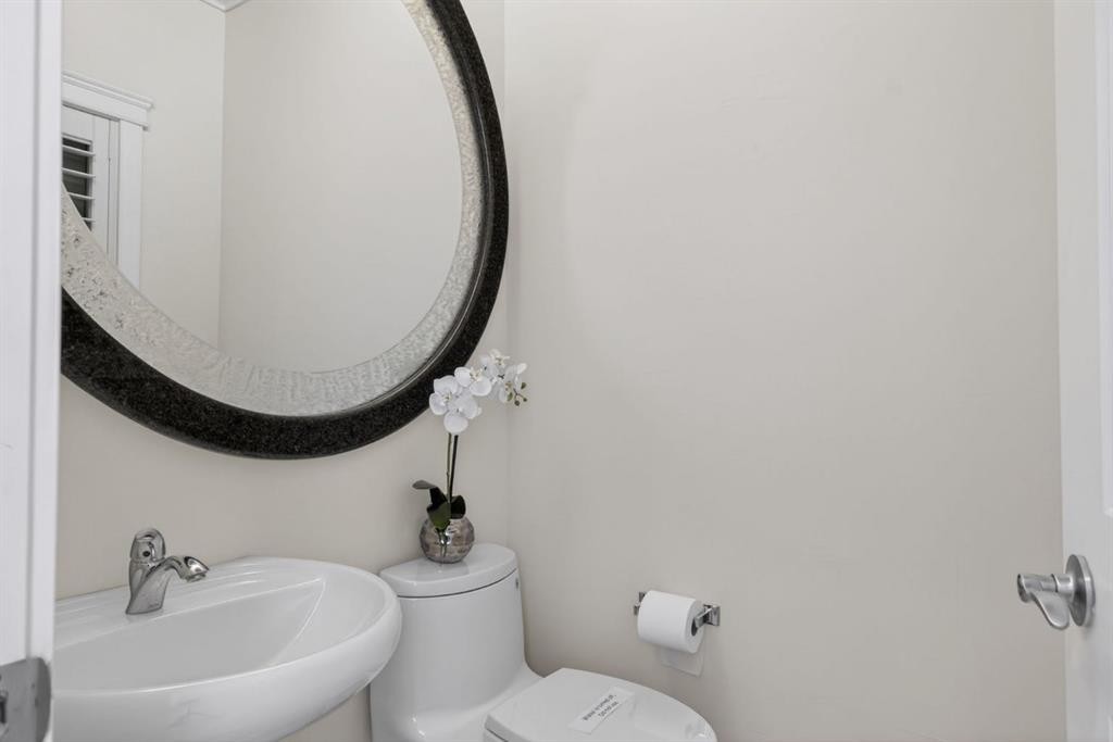 24 Ypres Mews Sw, Calgary, AB - Indoor Photo Showing Bathroom