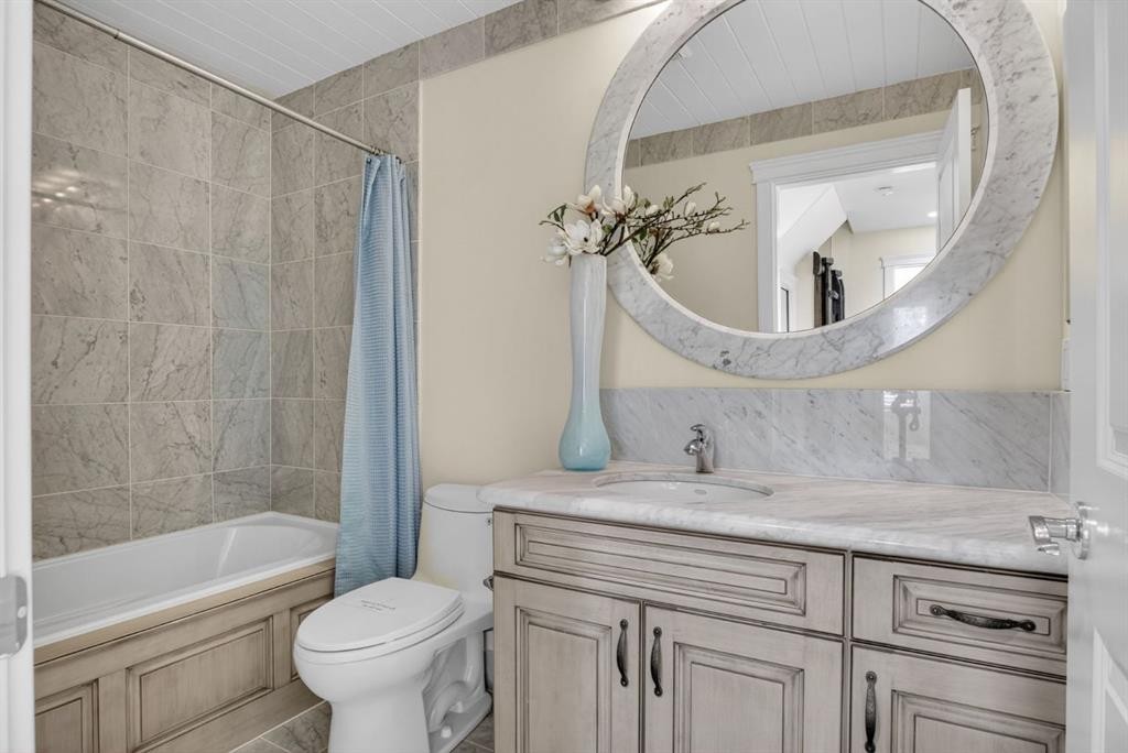 24 Ypres Mews Sw, Calgary, AB - Indoor Photo Showing Bathroom