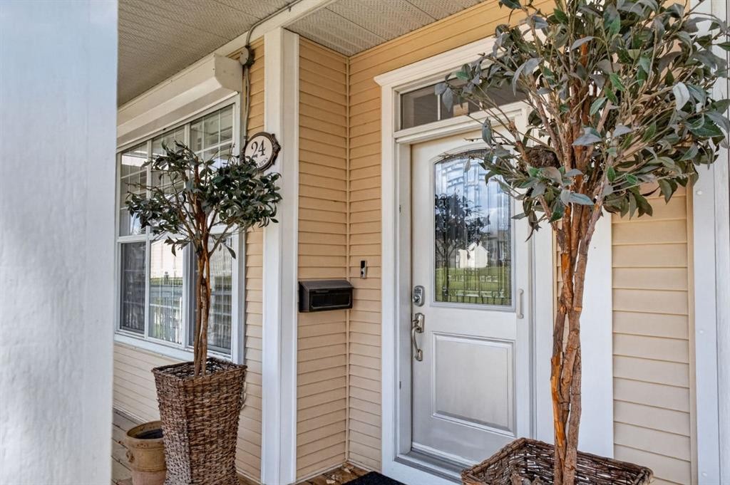 24 Ypres Mews Sw, Calgary, AB - Outdoor With Exterior