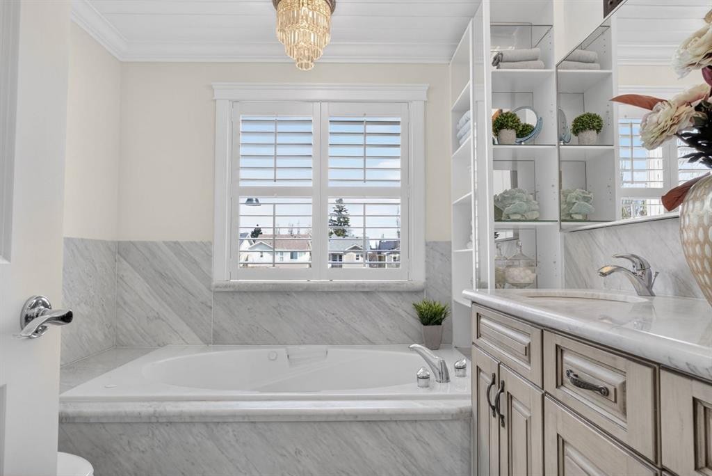 24 Ypres Mews Sw, Calgary, AB - Indoor Photo Showing Bathroom
