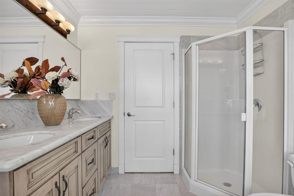 24 Ypres Mews Sw, Calgary, AB - Indoor Photo Showing Bathroom