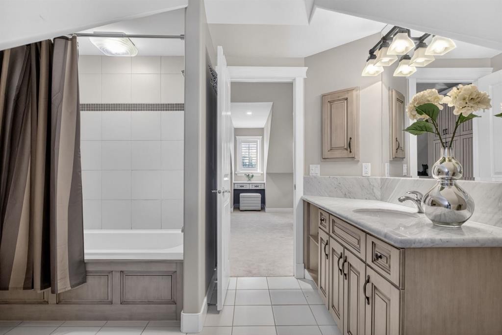 24 Ypres Mews Sw, Calgary, AB - Indoor Photo Showing Bathroom