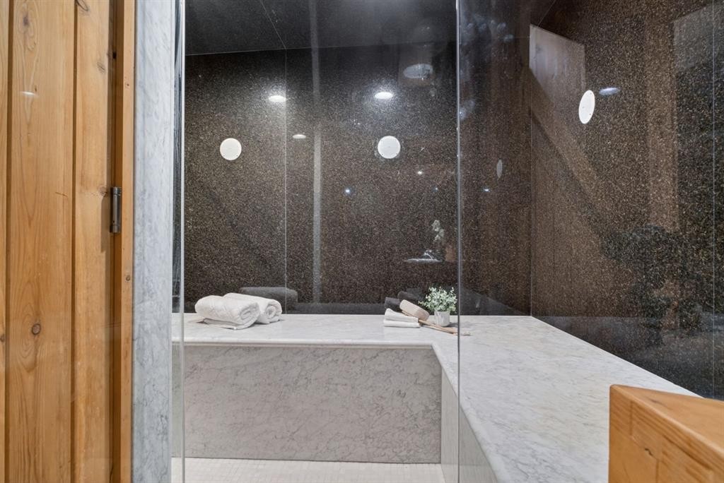 24 Ypres Mews Sw, Calgary, AB - Indoor Photo Showing Bathroom