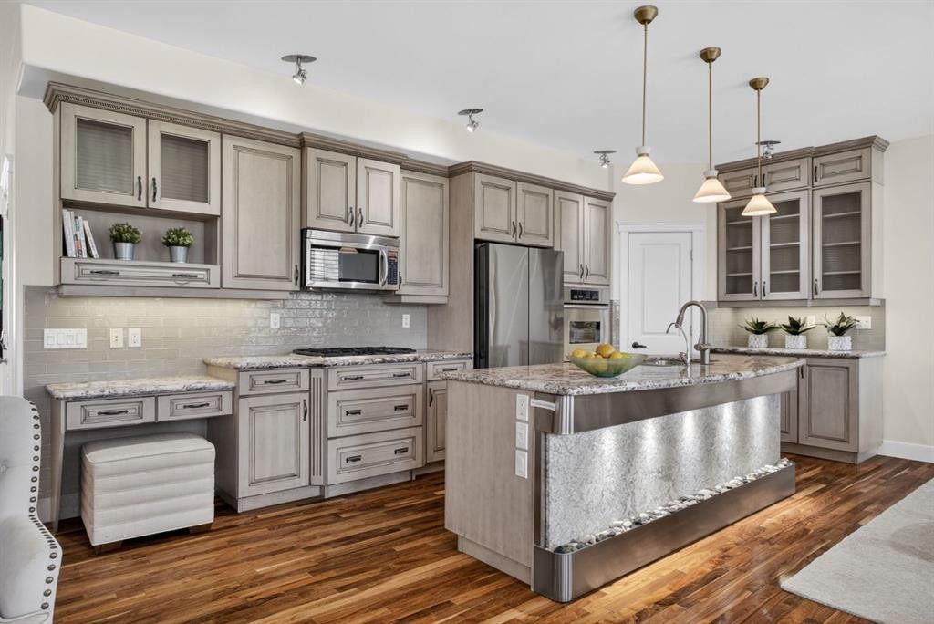 24 Ypres Mews Sw, Calgary, AB - Indoor Photo Showing Kitchen With Upgraded Kitchen