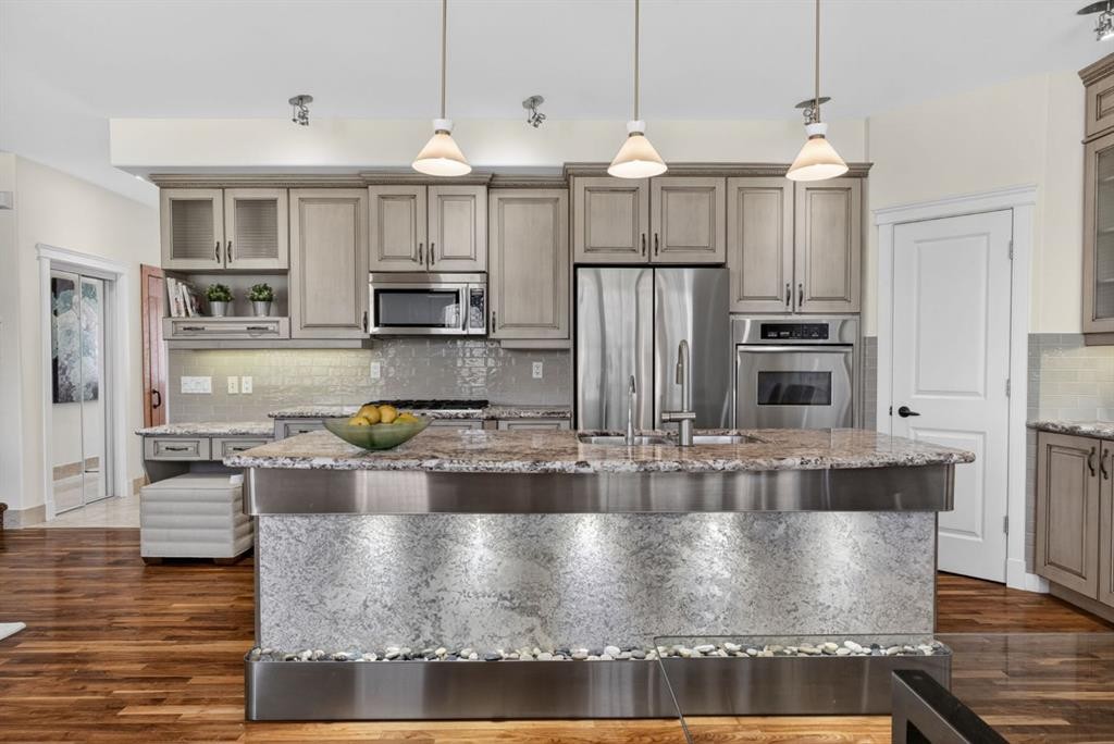 24 Ypres Mews Sw, Calgary, AB - Indoor Photo Showing Kitchen With Double Sink With Upgraded Kitchen