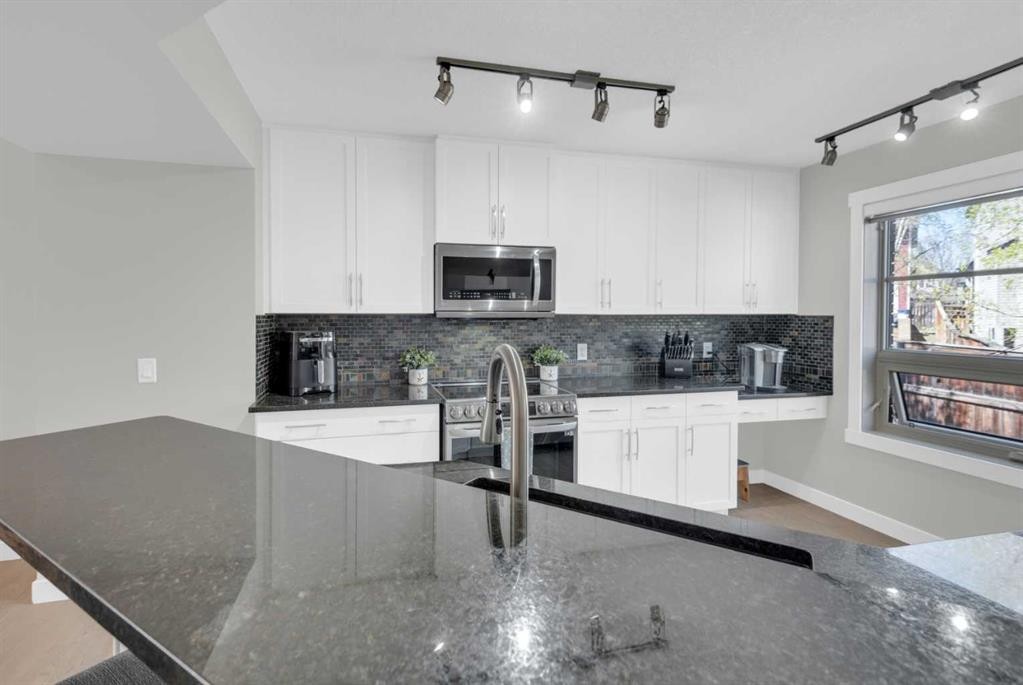 24 Aspen Hills Common Sw, Calgary, AB - Indoor Photo Showing Kitchen