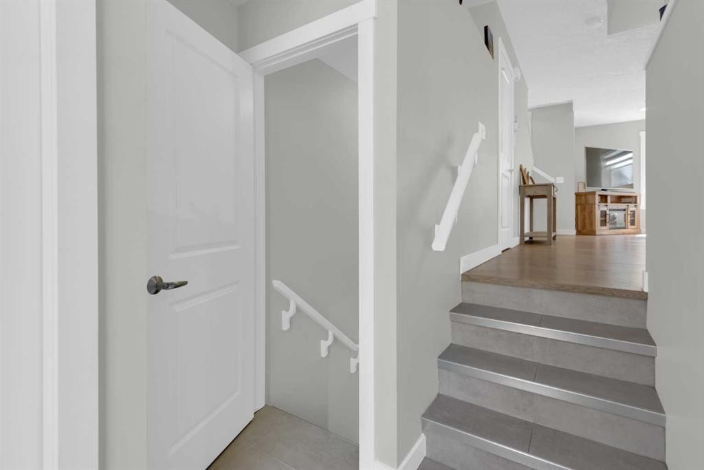 24 Aspen Hills Common Sw, Calgary, AB - Indoor Photo Showing Other Room