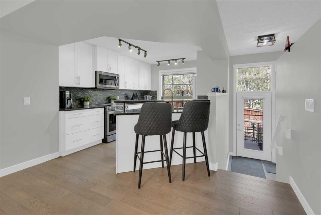 24 Aspen Hills Common Sw, Calgary, AB - Indoor Photo Showing Kitchen