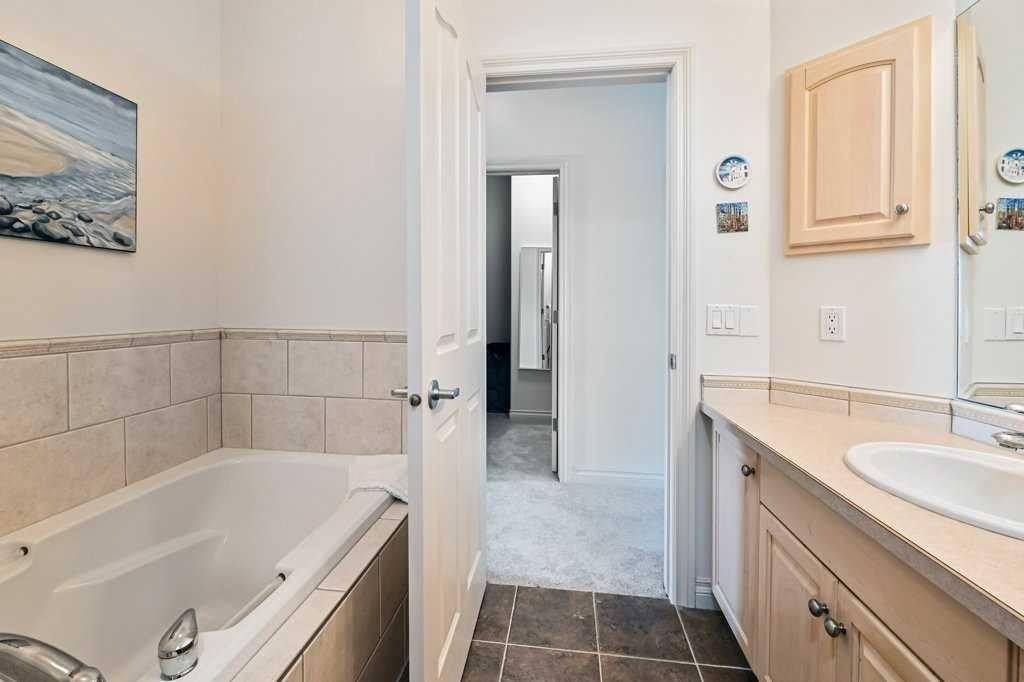 56 Discovery Woods Villas Sw, Calgary, AB - Indoor Photo Showing Bathroom