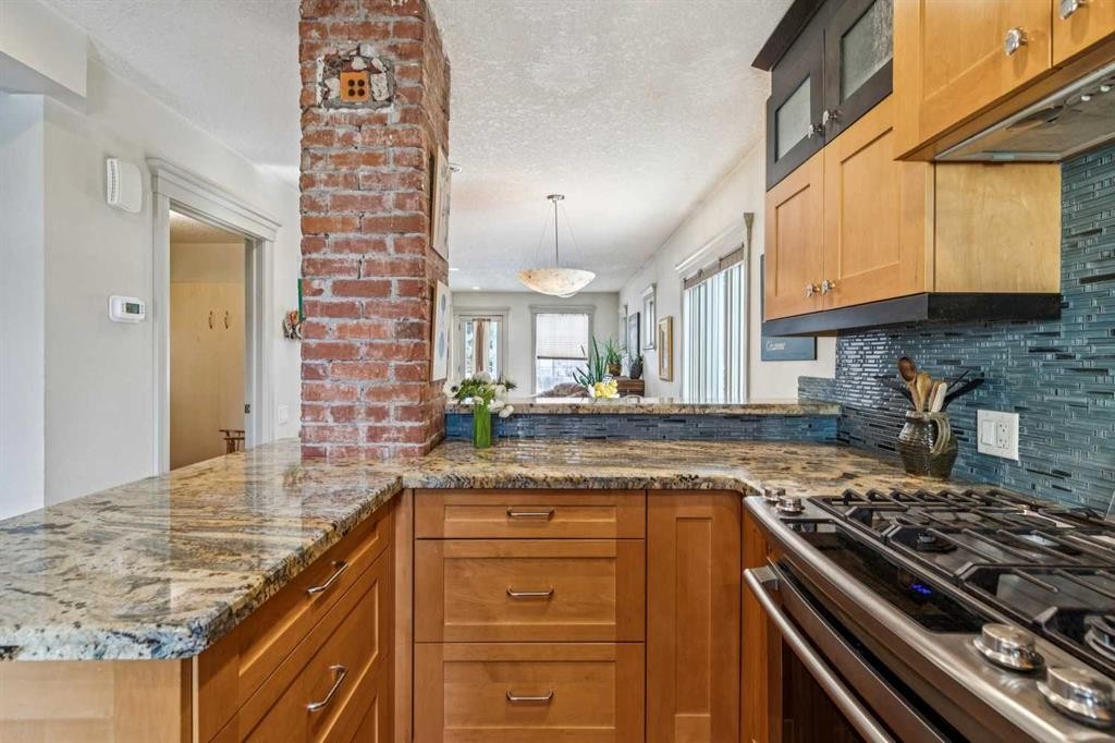 515 7 Street Ne, Calgary, AB - Indoor Photo Showing Kitchen With Upgraded Kitchen