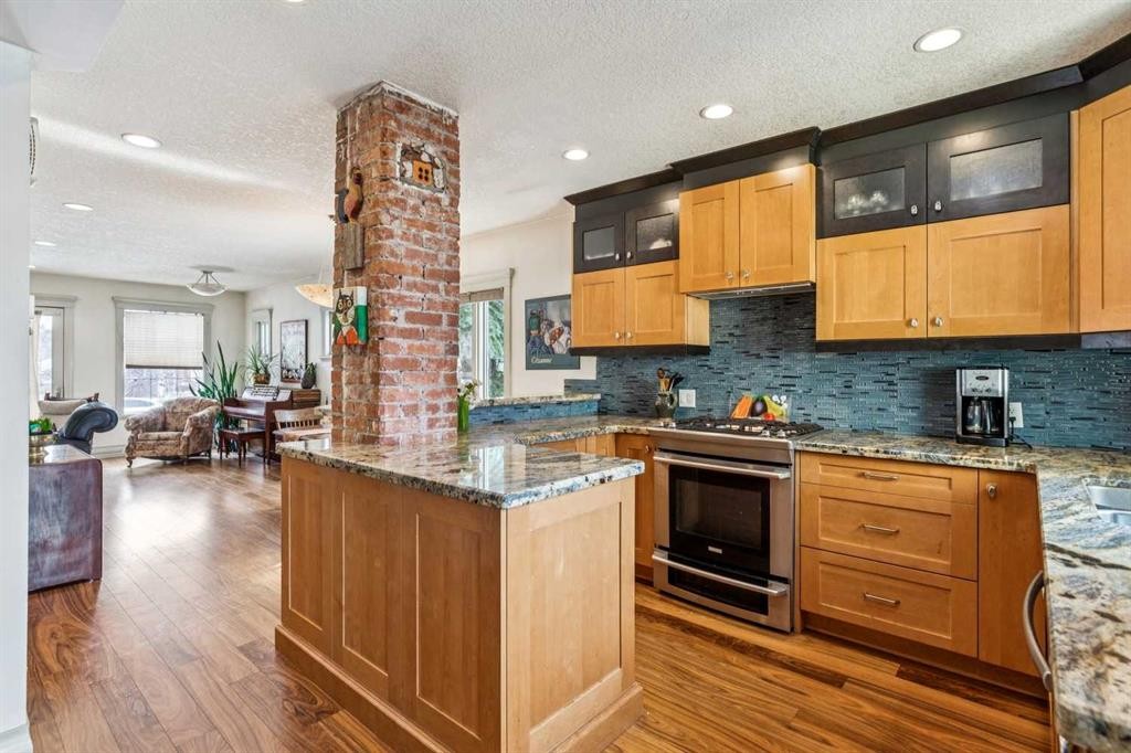 515 7 Street Ne, Calgary, AB - Indoor Photo Showing Kitchen With Upgraded Kitchen