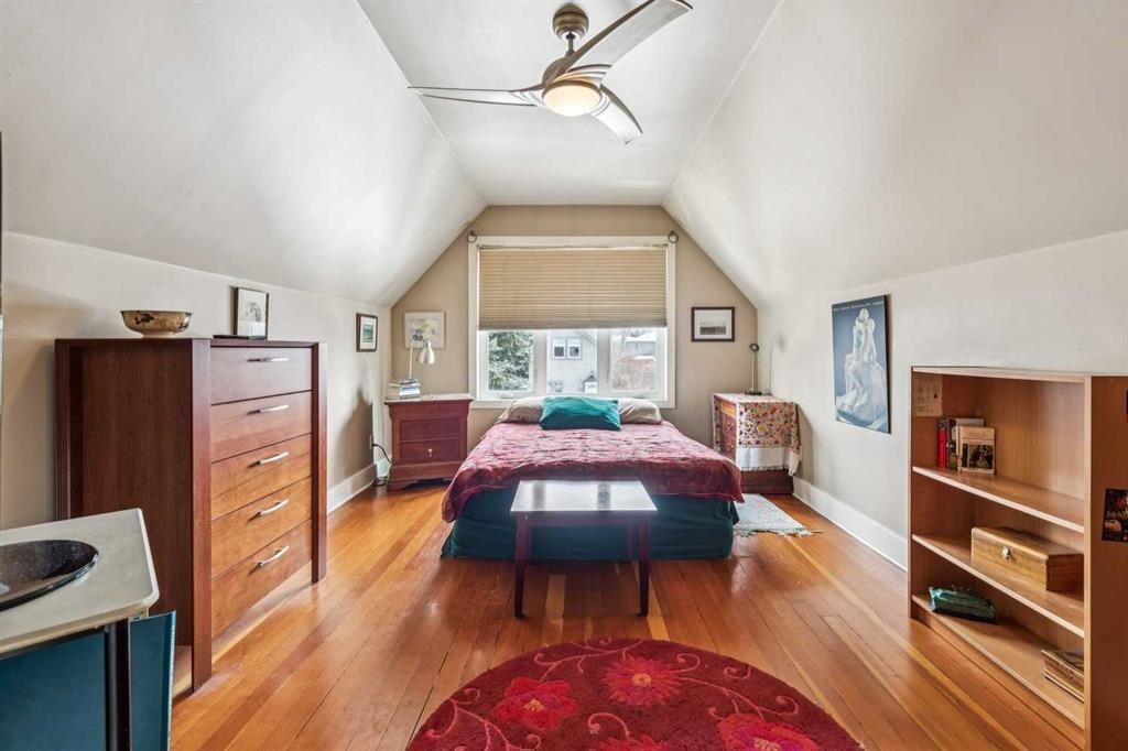 515 7 Street Ne, Calgary, AB - Indoor Photo Showing Bedroom