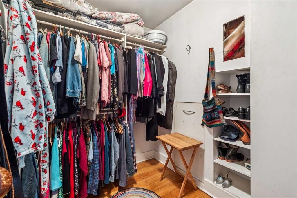 515 7 Street Ne, Calgary, AB - Indoor With Storage