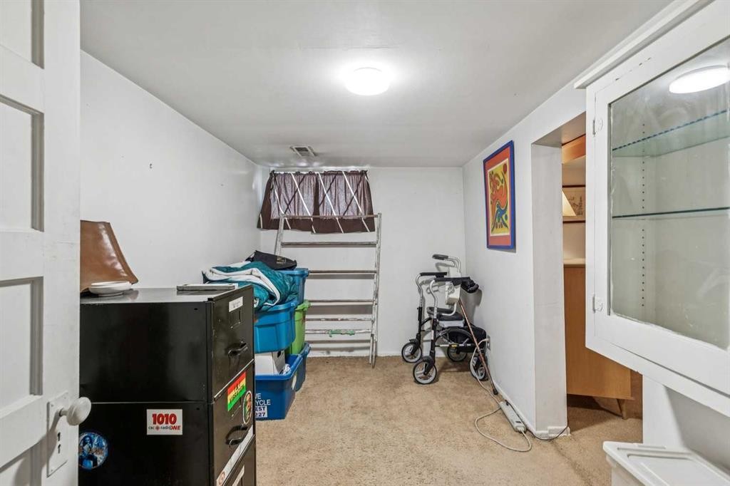 515 7 Street Ne, Calgary, AB - Indoor Photo Showing Other Room