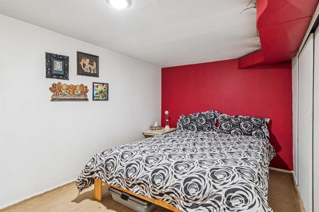 515 7 Street Ne, Calgary, AB - Indoor Photo Showing Bedroom