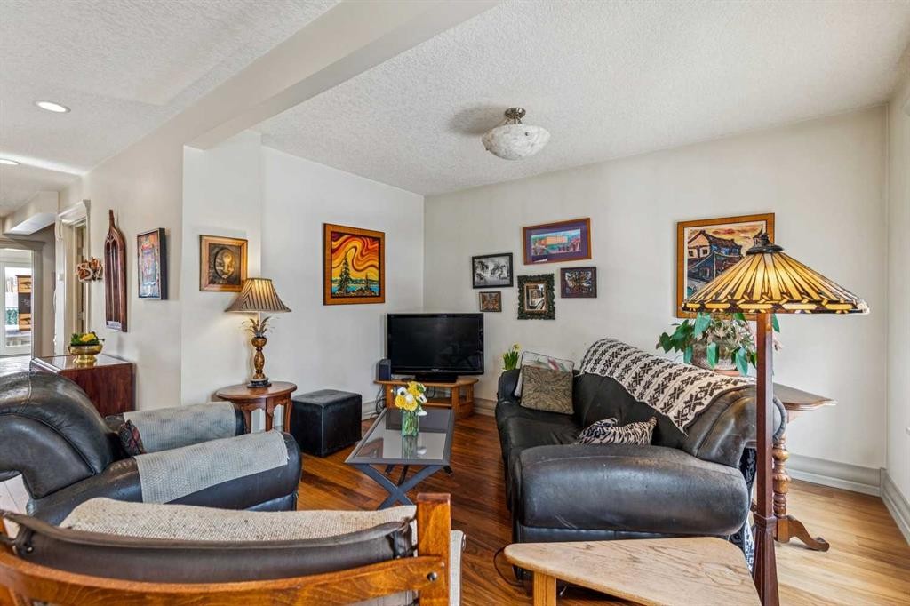 515 7 Street Ne, Calgary, AB - Indoor Photo Showing Living Room