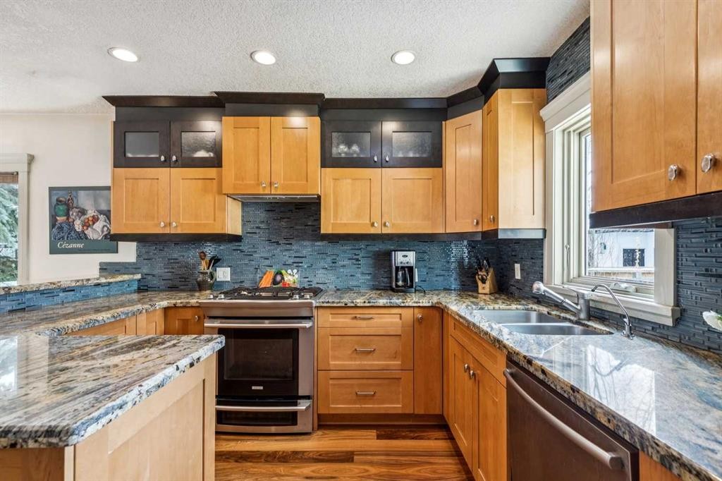515 7 Street Ne, Calgary, AB - Indoor Photo Showing Kitchen With Double Sink