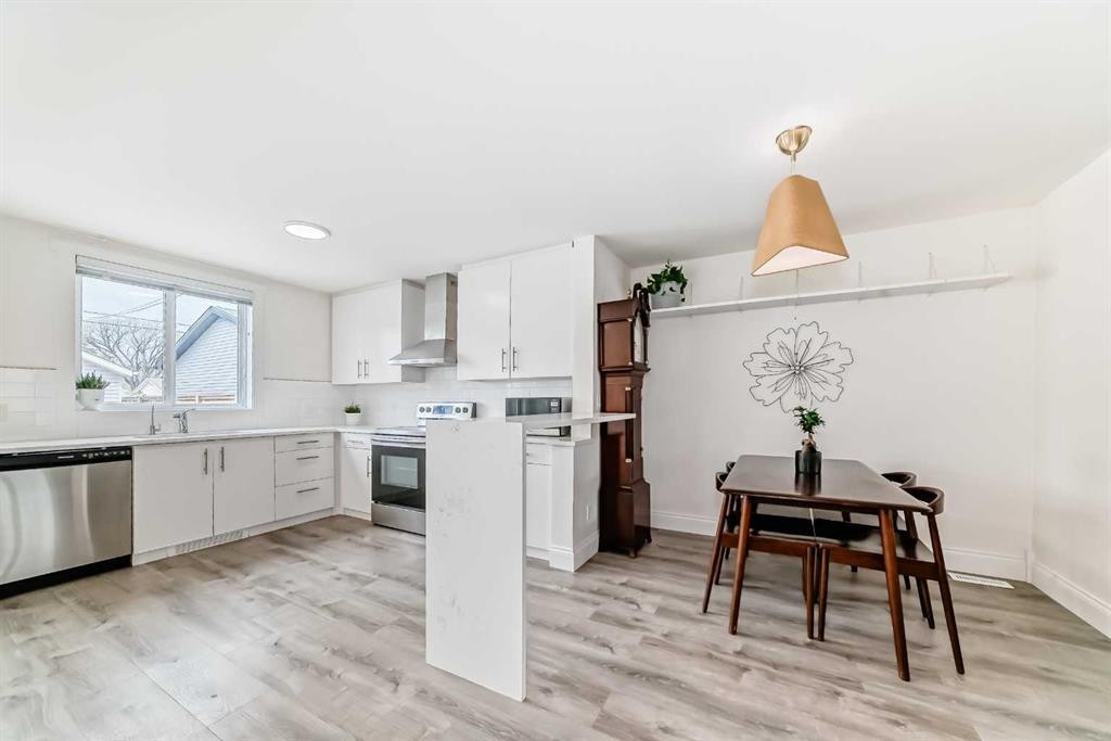 7608 21 Street Se, Calgary, AB - Indoor Photo Showing Kitchen