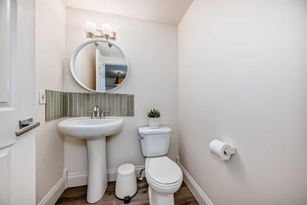 7608 21 Street Se, Calgary, AB - Indoor Photo Showing Bathroom