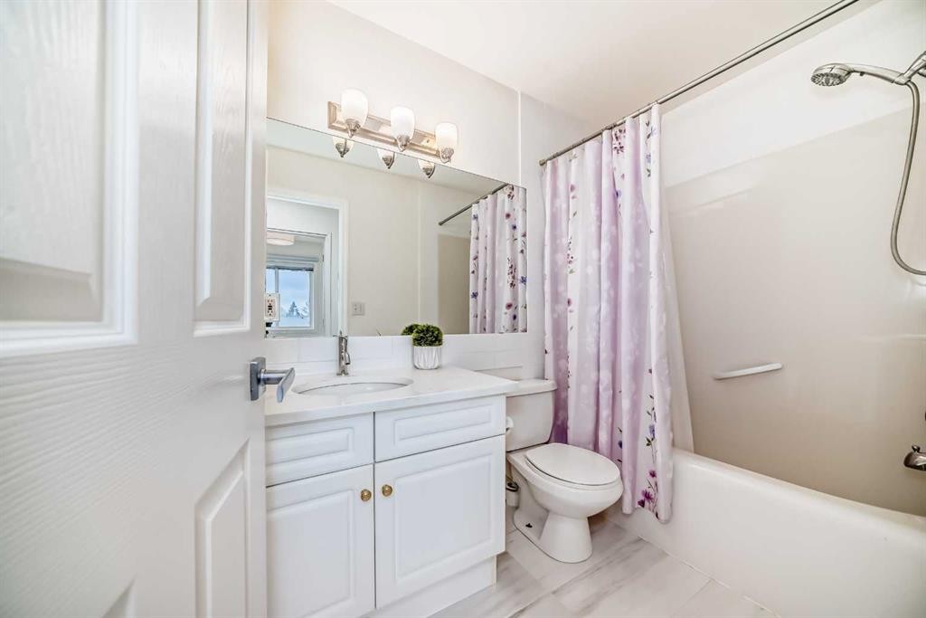 7608 21 Street Se, Calgary, AB - Indoor Photo Showing Bathroom