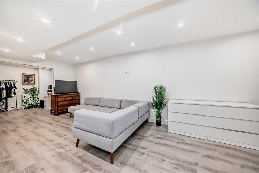 7608 21 Street Se, Calgary, AB - Indoor