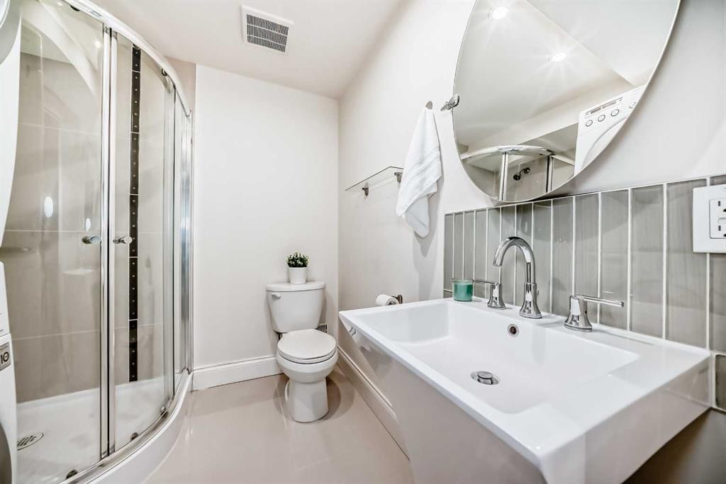 7608 21 Street Se, Calgary, AB - Indoor Photo Showing Bathroom