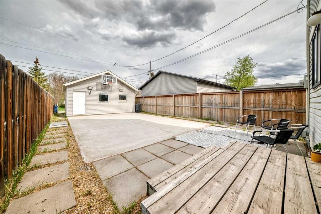 7608 21 Street Se, Calgary, AB - Outdoor