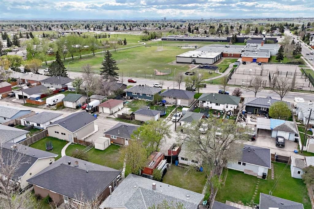 7608 21 Street Se, Calgary, AB - Outdoor With View
