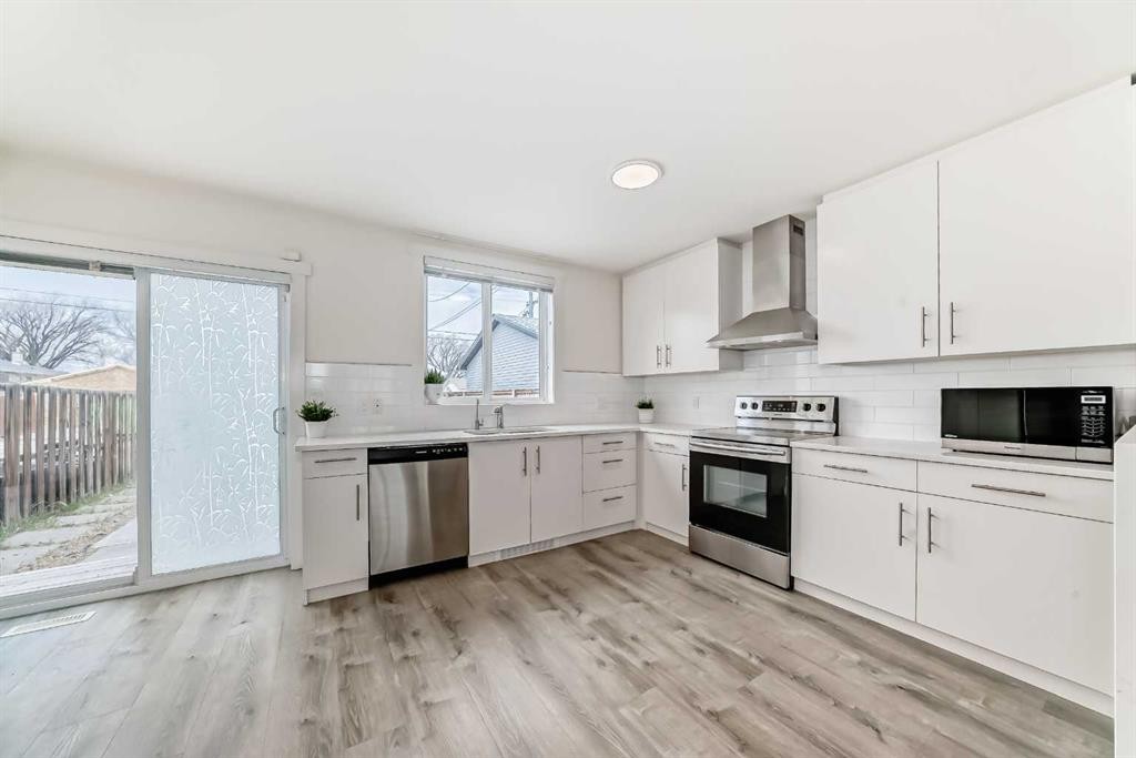 7608 21 Street Se, Calgary, AB - Indoor Photo Showing Kitchen