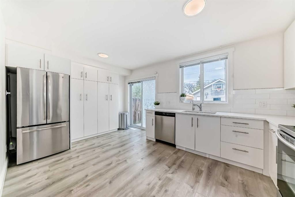 7608 21 Street Se, Calgary, AB - Indoor Photo Showing Kitchen With Upgraded Kitchen