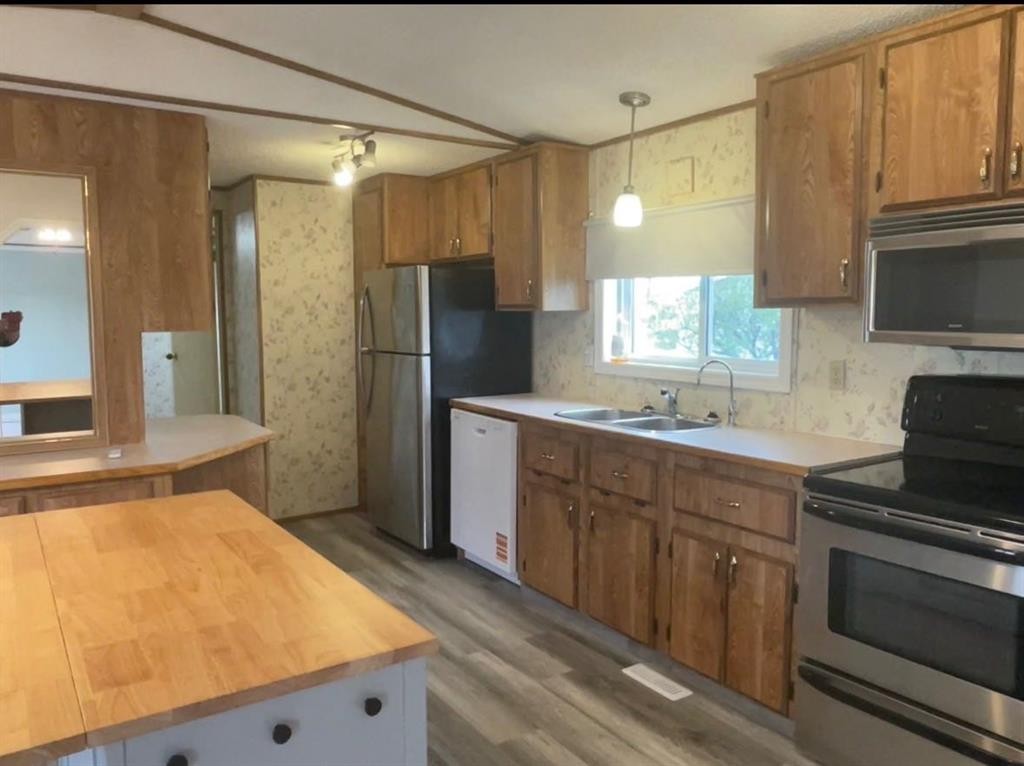 12 Westover Crescent, Claresholm, AB - Indoor Photo Showing Kitchen With Double Sink