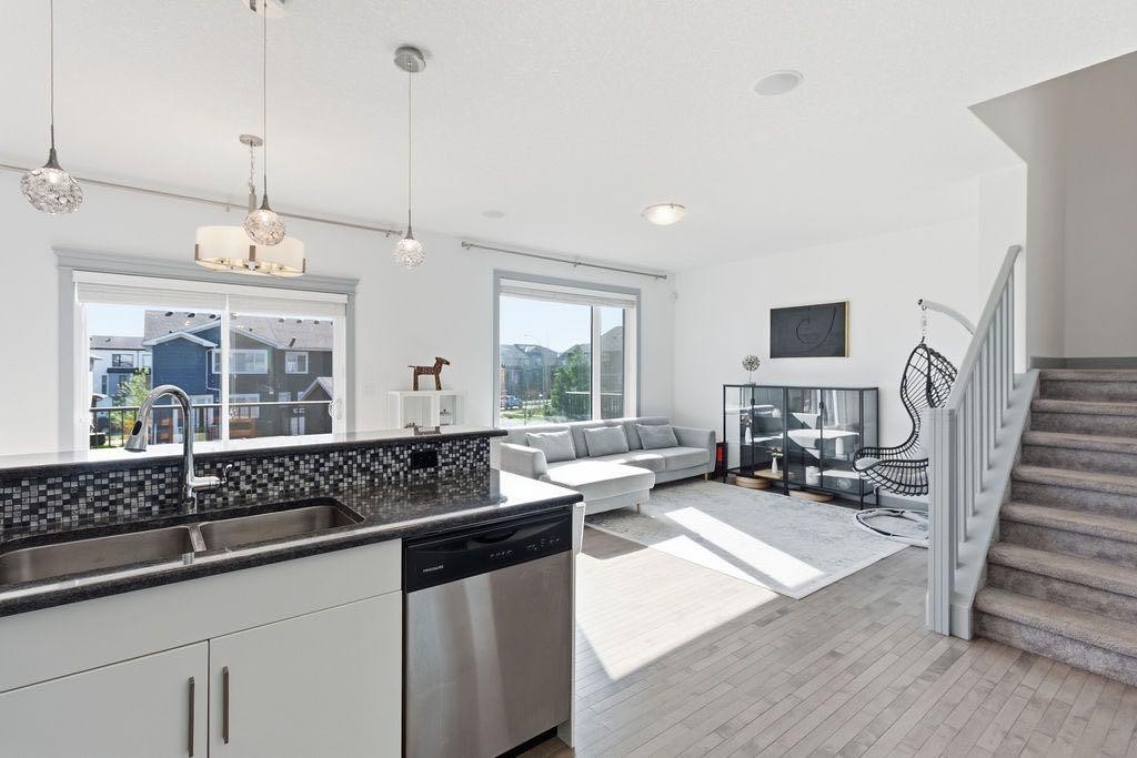 11 Evanscrest Way Nw, Calgary, AB - Indoor Photo Showing Kitchen With Double Sink