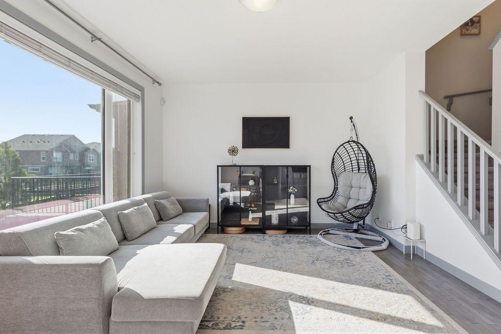 11 Evanscrest Way Nw, Calgary, AB - Indoor Photo Showing Living Room