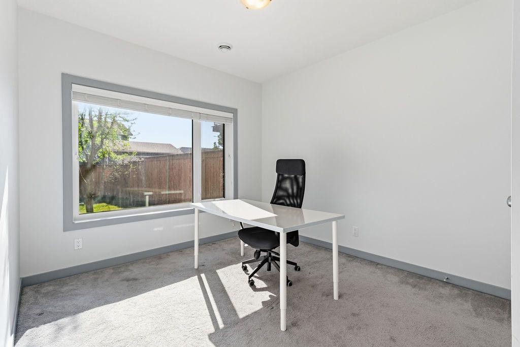 11 Evanscrest Way Nw, Calgary, AB - Indoor Photo Showing Office