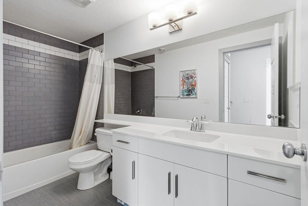 11 Evanscrest Way Nw, Calgary, AB - Indoor Photo Showing Bathroom