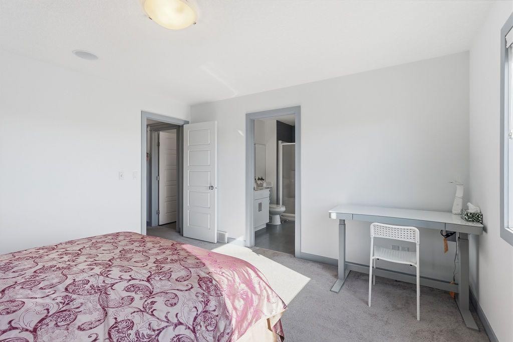 11 Evanscrest Way Nw, Calgary, AB - Indoor Photo Showing Bedroom