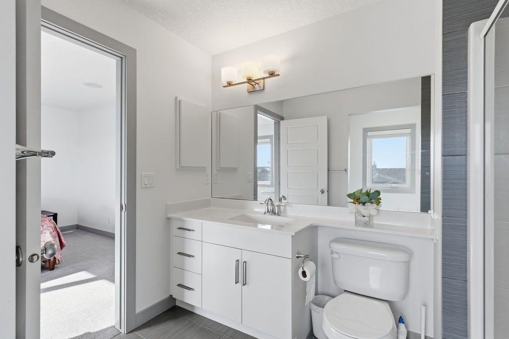 11 Evanscrest Way Nw, Calgary, AB - Indoor Photo Showing Bathroom